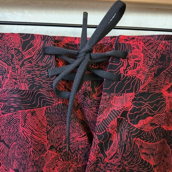 Lululemon Current State Board Short Men's Size 36 Red and Black - Picture 4 of 7
